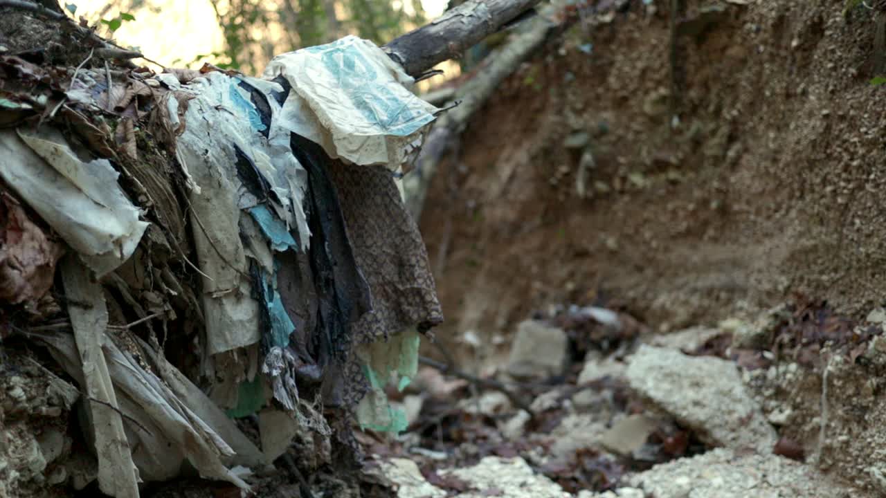 contaminación del medio ambiente, residuos antiguos y basura en la naturaleza