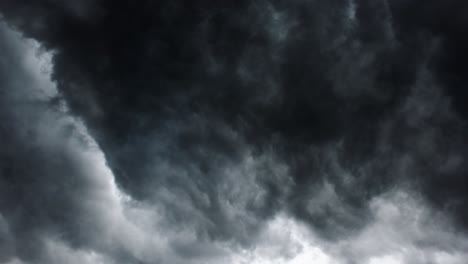 espesas nubes envueltas por una tormenta dentro