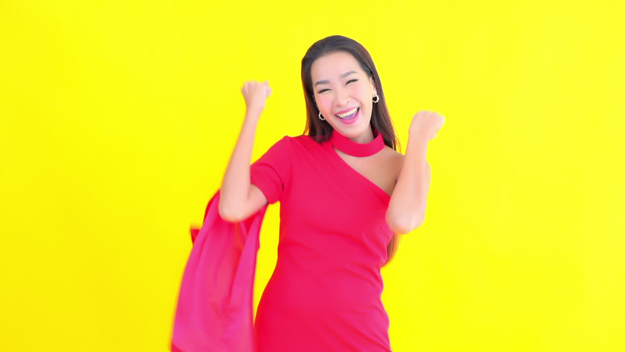 젊은 여자는 놀라움과 승리 개념을 표현