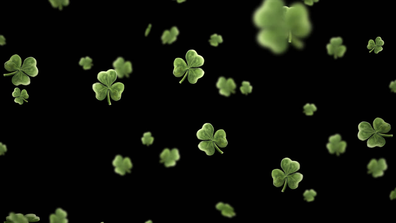 Tréboles verdes cayendo sobre un fondo negro