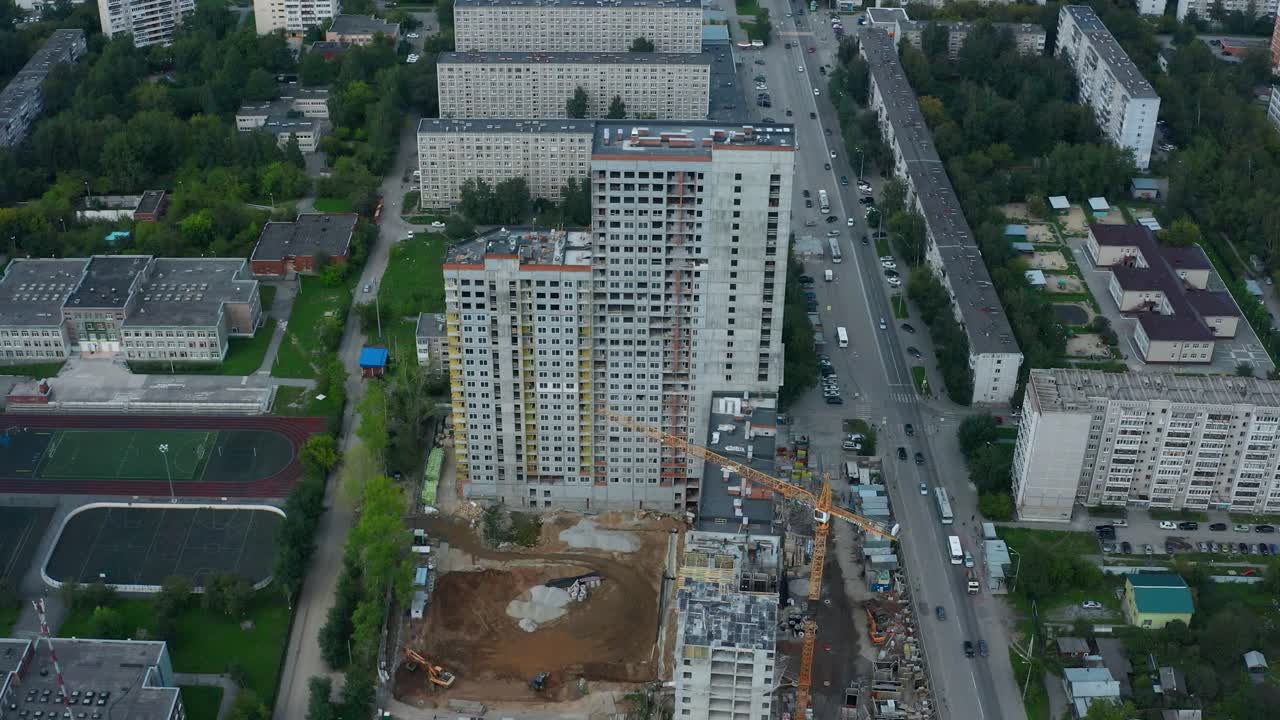 vista aérea de un sitio de construcción en una ciudad con nuevos edificios de apartamentos en construcción.