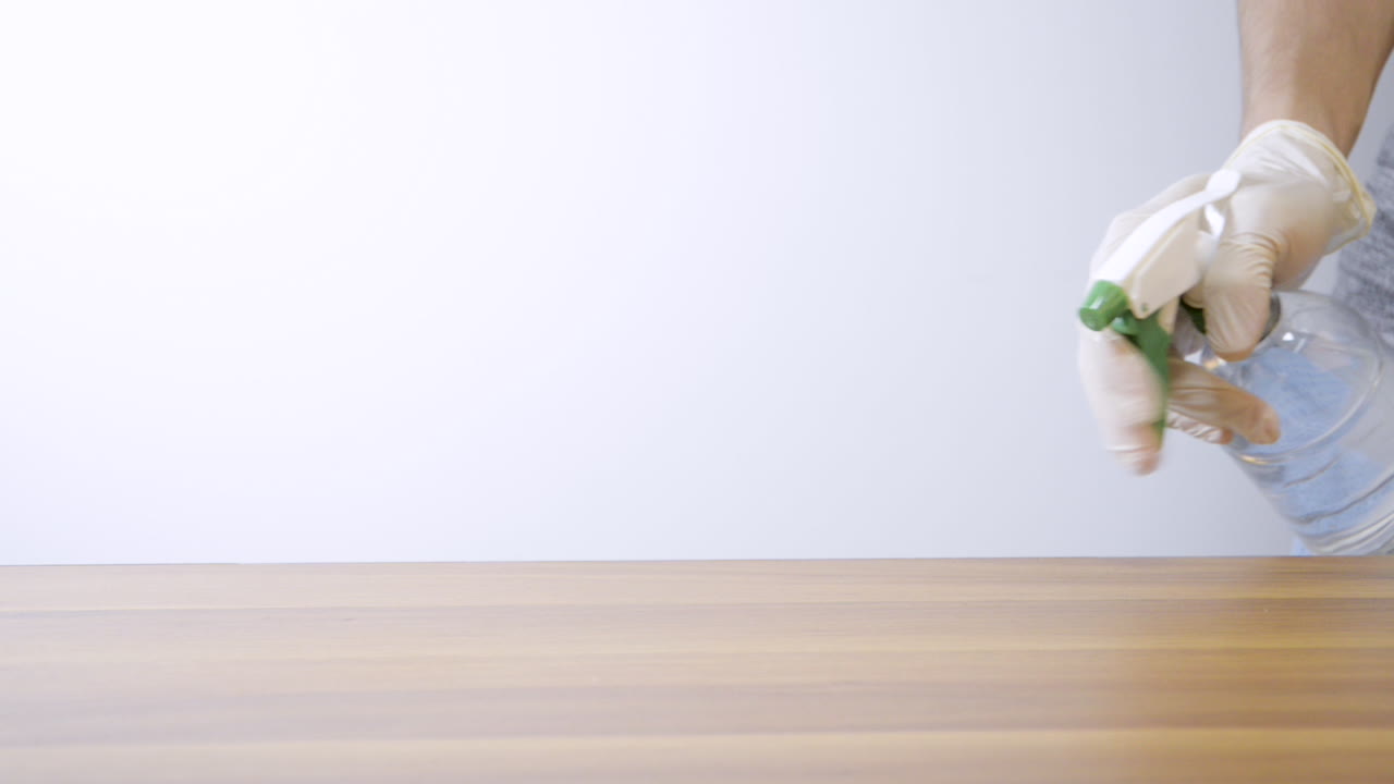 알코올 젤을 사용하여 세균, 박테리아, 바이러스를 제거하는 소독 테이블