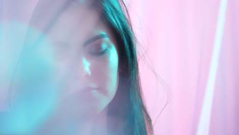 belleza, tela y cara con una mujer en el estudio