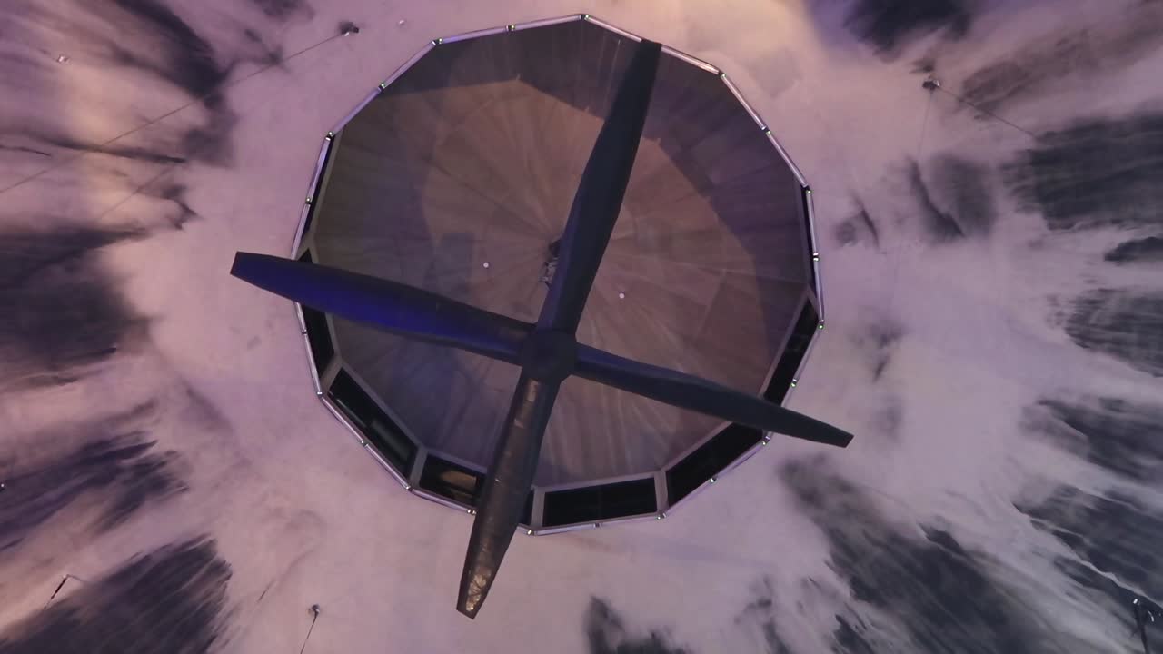 바닥에서 본 콘크리트 돔 내부에서 회전하는 거대한 프로펠러