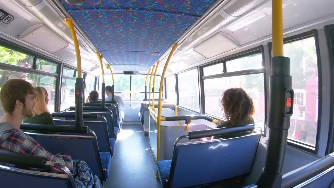 pasajeros que viajan en el autobús 4k