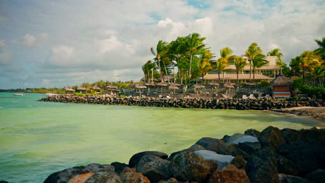 Toma-Estática-De-Un-Resort-De-Playa-En-Un-Destino-De-Vacaciones-De-Verano-Tropical.