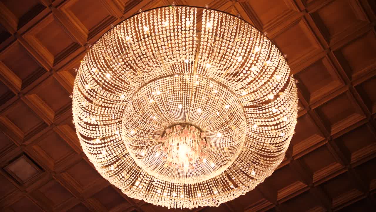 극장 에 있는 큰 유리 들리어