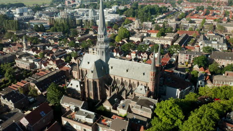 Antigua-E-Histórica-Iglesia-Gouwekerk-En-Un-Día-Soleado-En-Gouda,-Países-Bajos