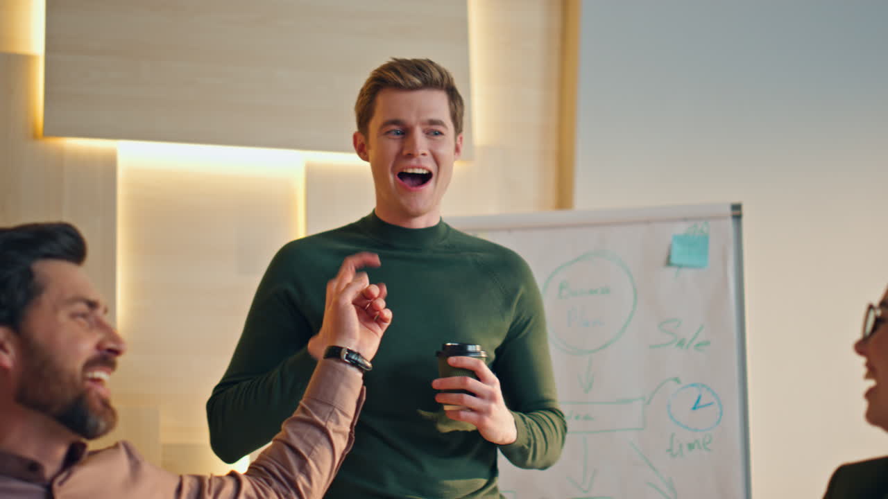 colegas sonrientes disfrutan de la comunicación en la sala de conferencias de la oficina en la pausa para el café