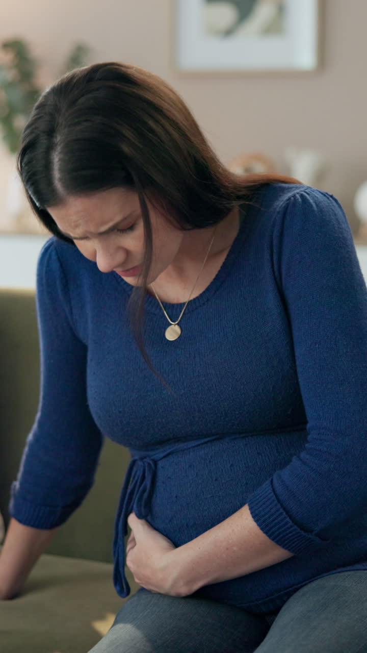 임신 한 여자 가 통증 으로 배 를 붙잡고 있다