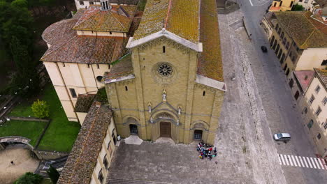 vista aérea de drones de personas frente a la catedral de arezzo en arezzo, toscana, italia