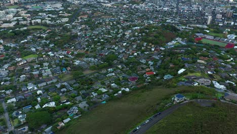 Panorámica-De-La-Vista-Aérea-Desde-Round-Top-Drive-Hasta-Waikiki-En-La-Isla-De-Oahu,-Hawai