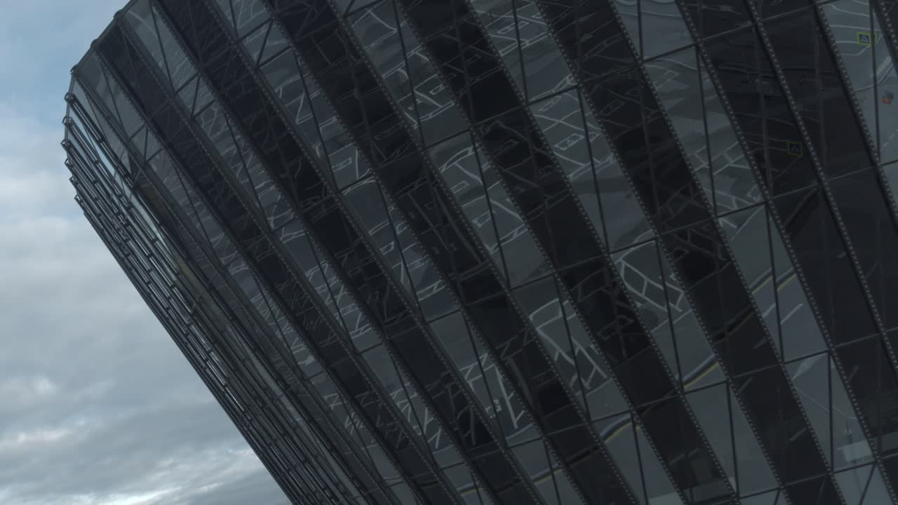 edificio arquitectónico moderno, posiblemente una terminal de aeropuerto