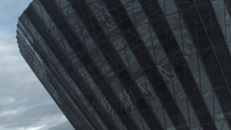 Edificio architettonico moderno, probabilmente un terminal aeroportuale