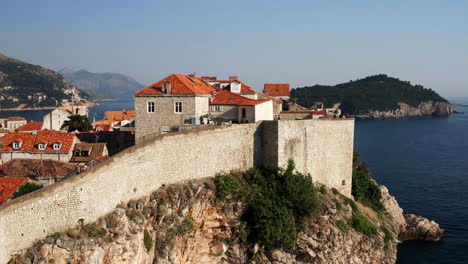 Ancient-City-Walls-Of-Dubrovnik-On-A-Late-Afternoon-In-Croatia---aerial-drone-shot