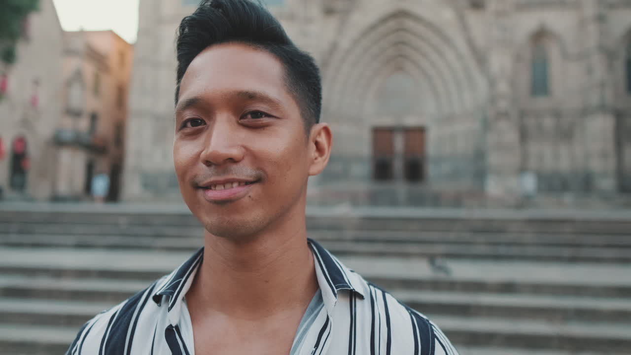 Homem em frente a um prédio