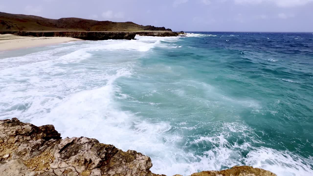 las olas de aruba chocan contra la costa en la costa este de la isla.