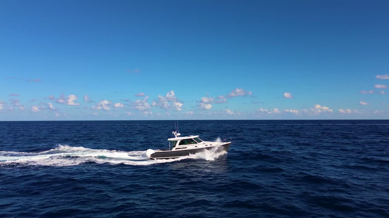 Un fantastico video aereo di una barca che naviga nel sud della Florida