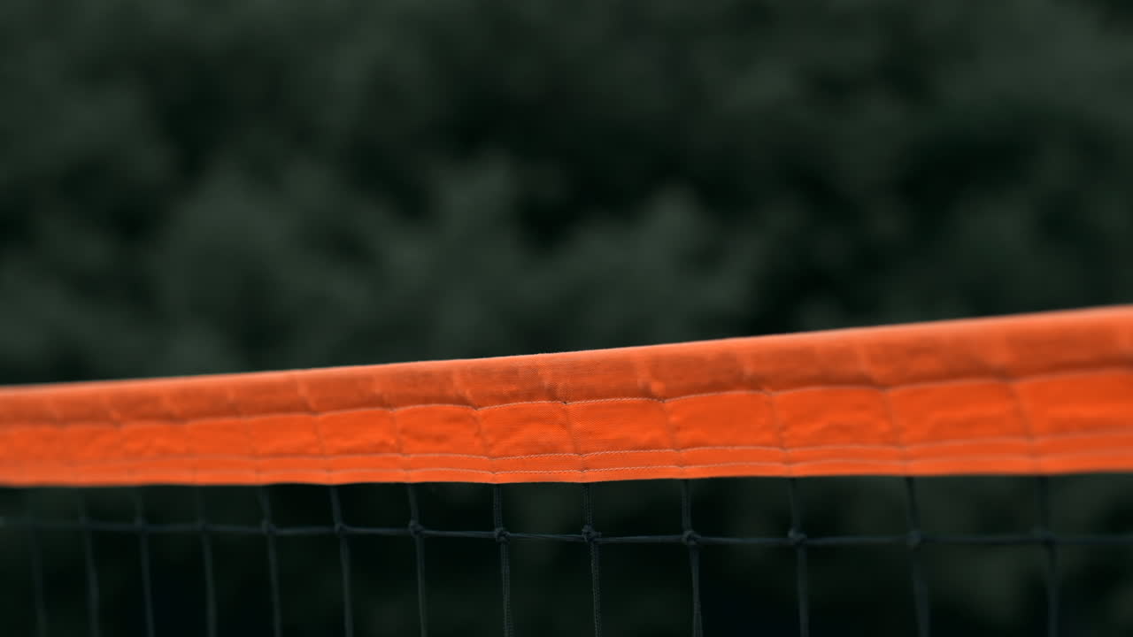 프로 해변 배구 토너먼트에서 경쟁하는 여성: 2 명의 여성 국제 프로 해변 발리볼에서 수비수가 을 막으려고 시도합니다.