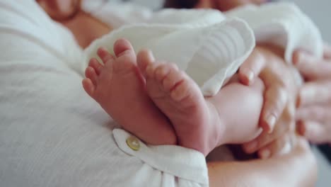 primer plano de una madre caucásica sosteniendo a su bebé recién nacido en la sala del hospital