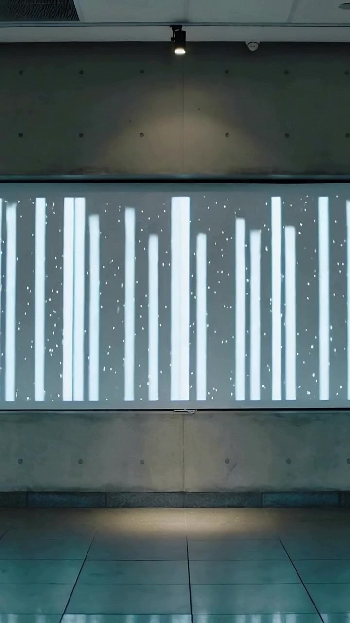 Vertical video: Loop starting, screen cycling bars and dots in gallery, creating rhythmic loop