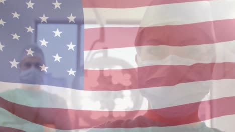 Animation-Der-Flagge-Der-Vereinigten-Staaten-Von-Amerika,-Die-über-Chirurgen-Im-Operationssaal-Weht