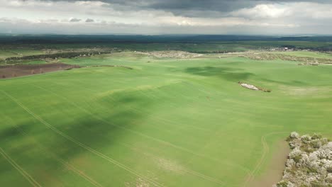 Las-Sombras-De-Las-Nubes-De-Tormenta-Recorren-Los-Verdes-Prados-Del-Fértil-Paisaje