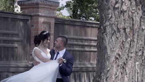 Un-Joven-Sostiene-Y-Hace-Girar-A-Una-Mujer-Bonita-Con-Un-Vestido-De-Novia-Largo