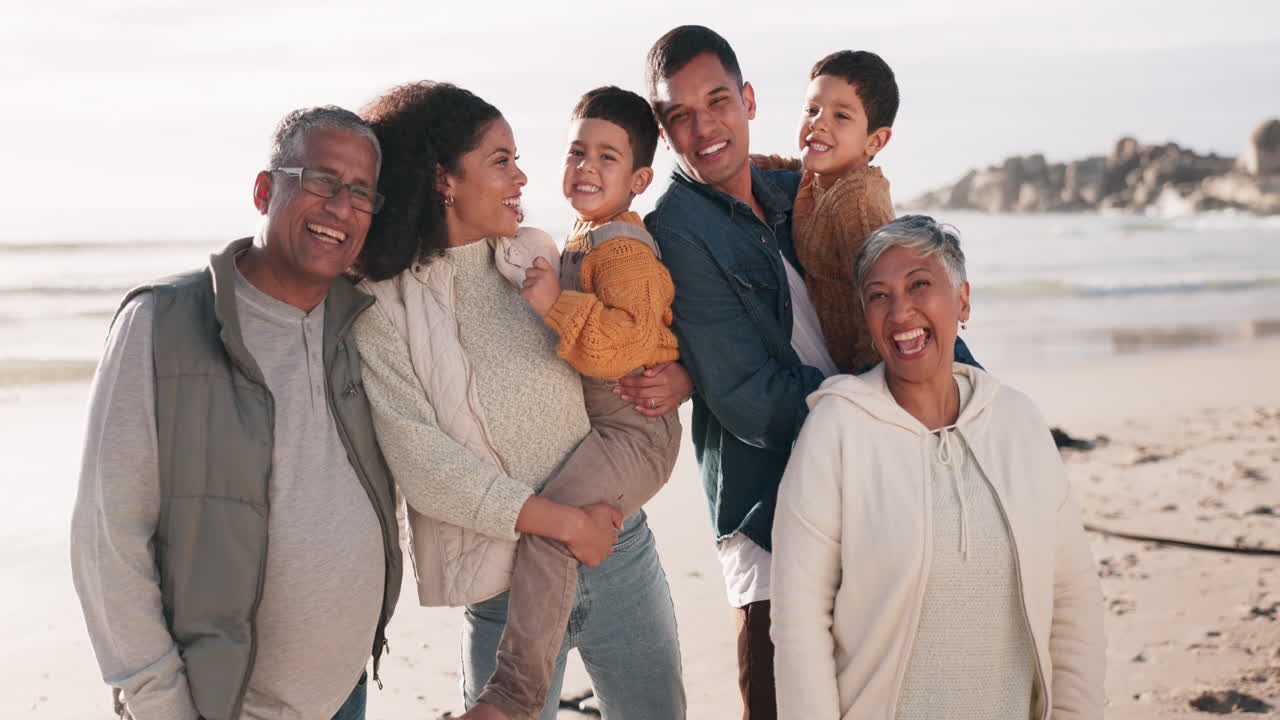 사랑, 얼굴과 해변에서 행복한 큰 가족