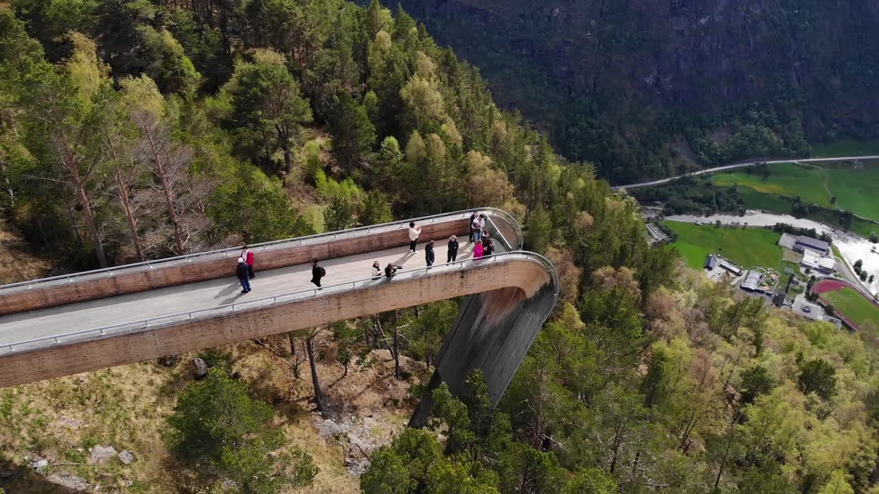 antena: mirador stegastein en flåm sobre el fiordo sognefjord