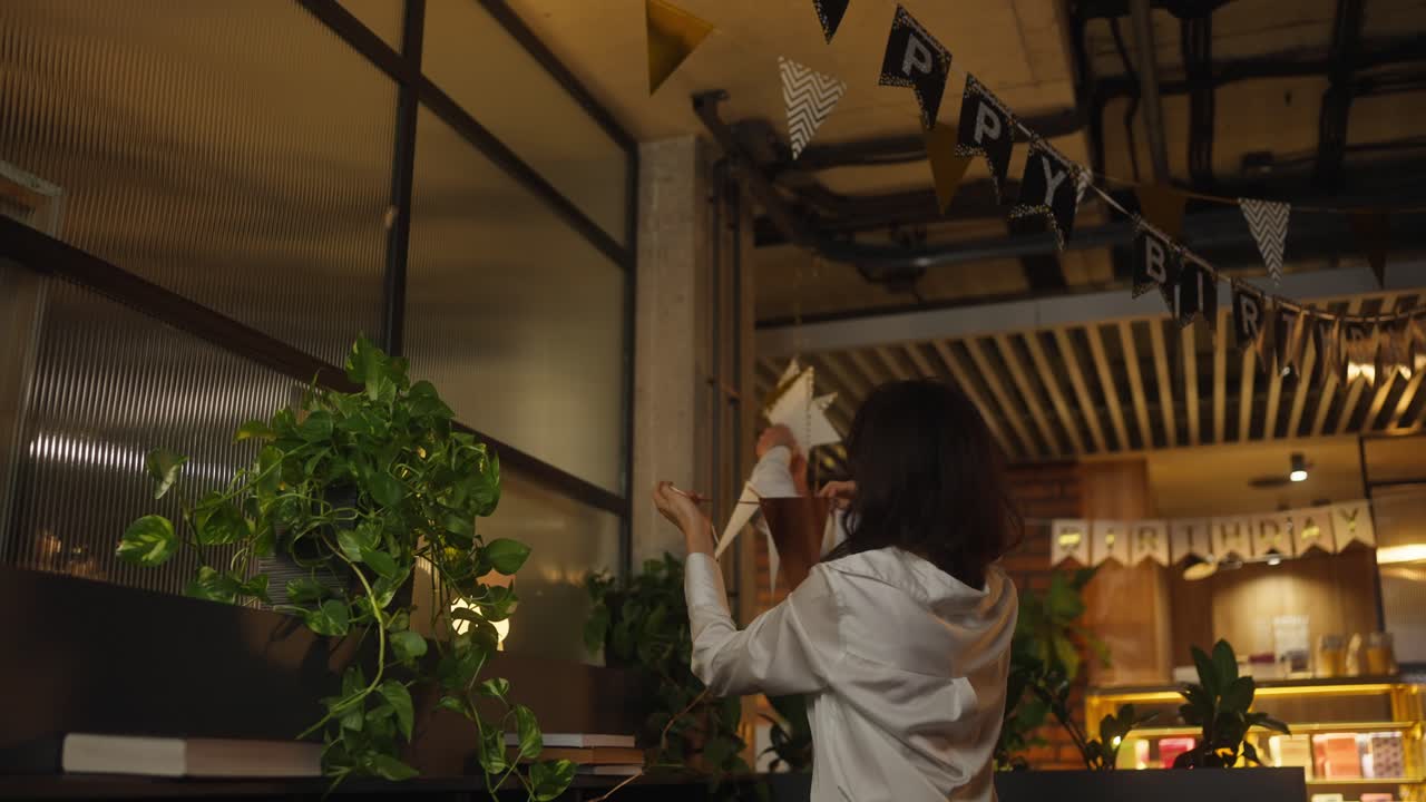 레스토랑 에서 생일을 축하 하는 부부