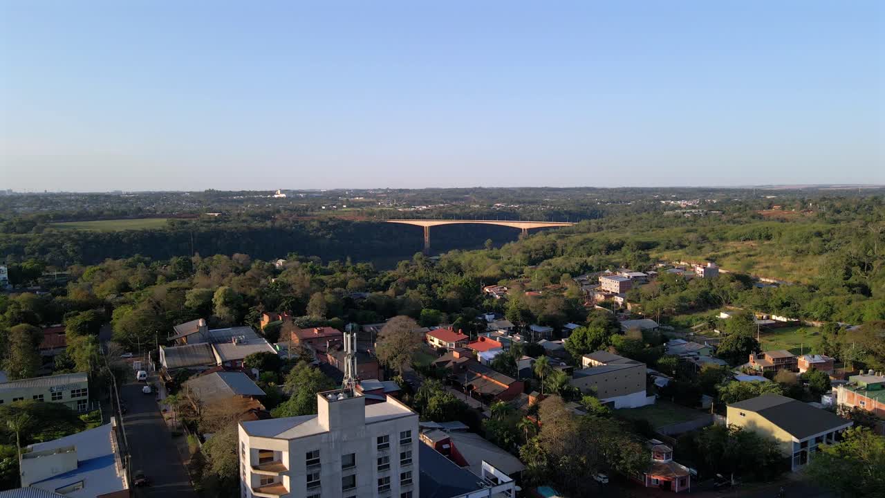 Ponte della Fraternità Tancredo Neves, confine Argentina Brasile, Sud America, drone aereo.