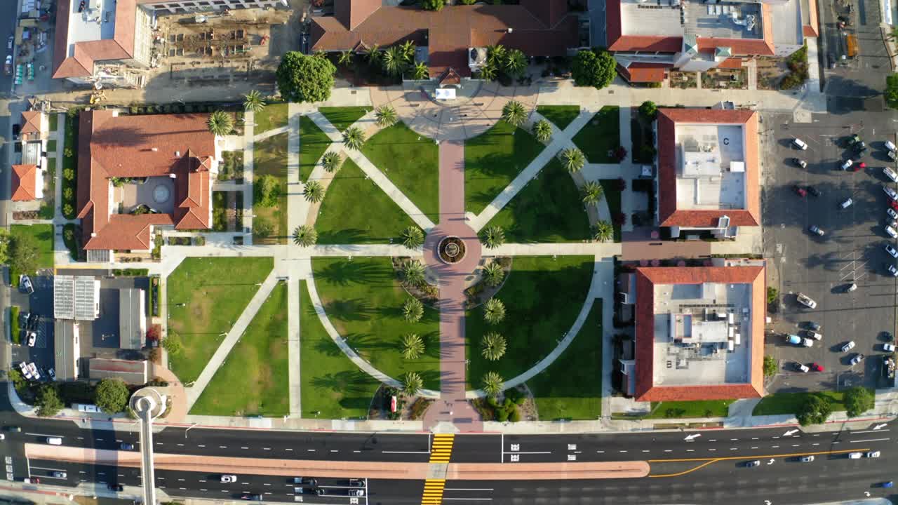 drones en el campus universitario de la ciudad de long beach 4k 30fps