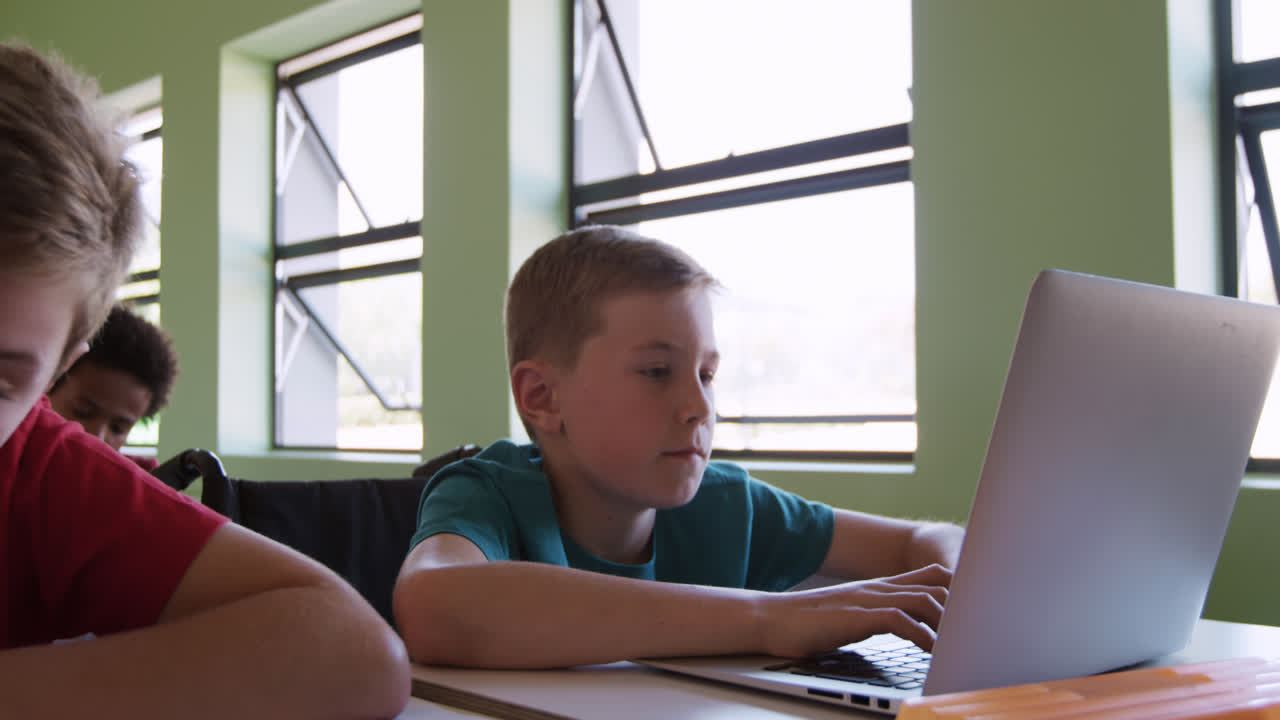 niño usando computadora portátil en la clase