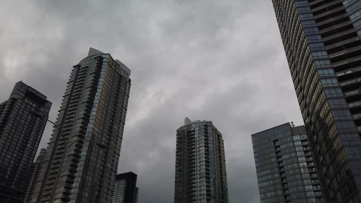 Ampla tomada em movimento de condomínios em Toronto contra um céu nublado