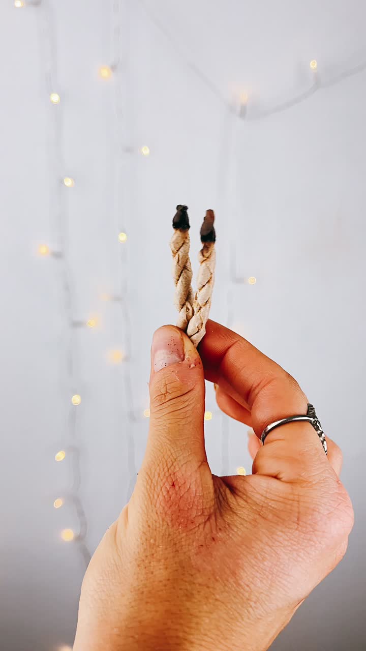 quemando incienso en la mano