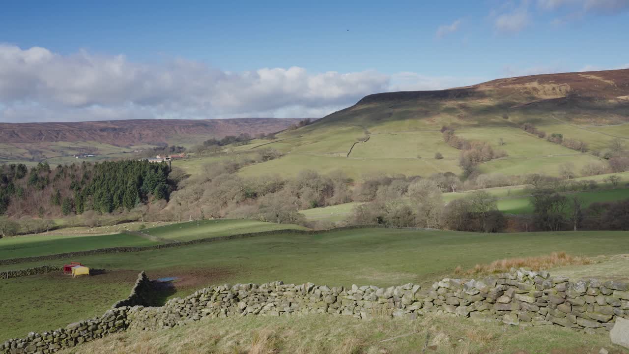 las sombras de las nubes corren por la ladera - farndale en los páramos de north york