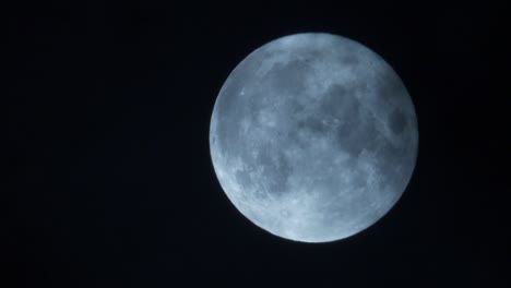 magica luna piena illuminata con nuvole che passano nel cielo notturno da vicino