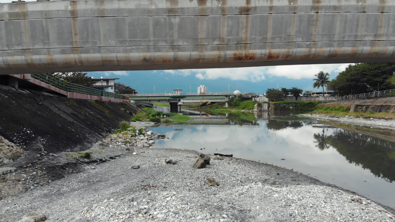 카메라가 다리 아래를 여행하고 바다를 향해 이동하는 난빈 공원 대만 근처 해변과 화롄 카운티의 드론 샷