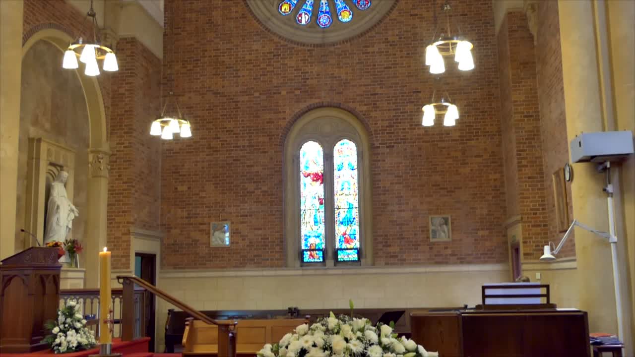 영구차나 예배당에 있는 장례식 관의 클로즈업 샷 또는 묘지의 매장