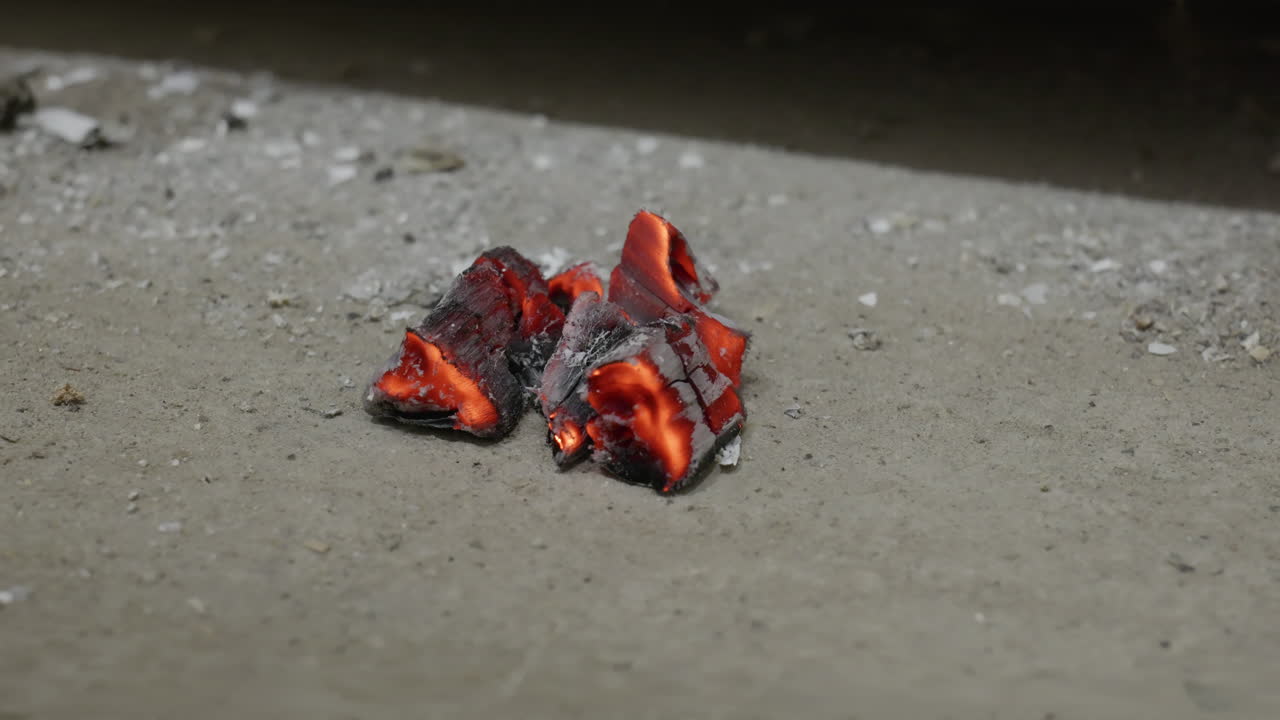 벽난로 앞의 콘크리트에 있는 불꽃