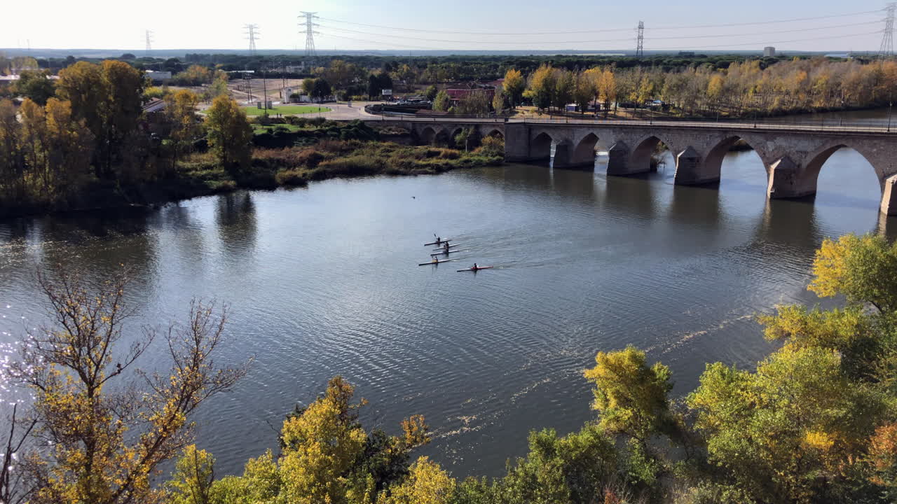с байдаркой на реке