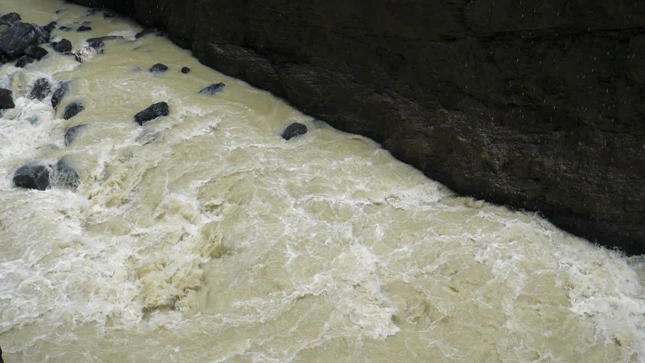 협곡 슬로우 모션 내부의 야생 빙하 강