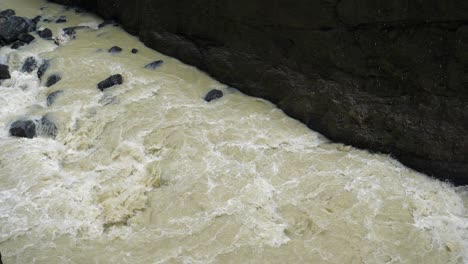 Wilder-Gletscherfluss-In-Zeitlupe-Der-Schlucht