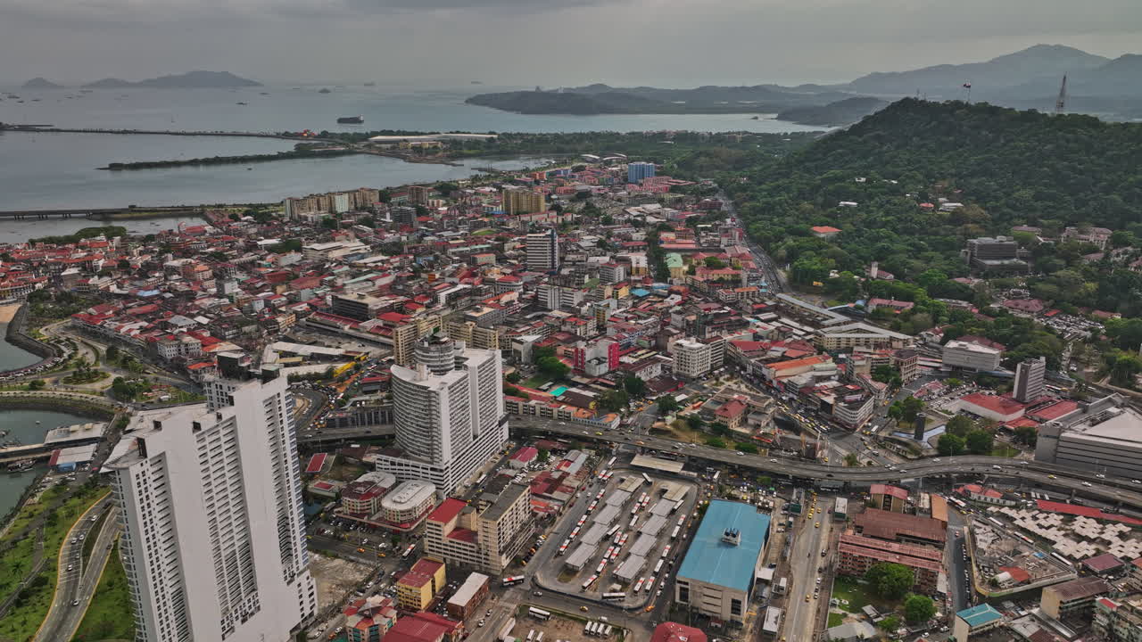 sobrevuelo aéreo v22 de la ciudad de panamá a través de el marañón, distrito histórico del centro de casco viejo y barrios de amador con canal de agua en el fondo durante el día - filmado con cine mavic 3 - marzo de 2022