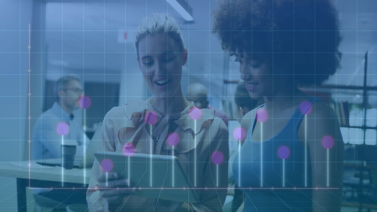 gráfico con puntos de datos rosados animando sobre colegas discutiendo tableta en la oficina
