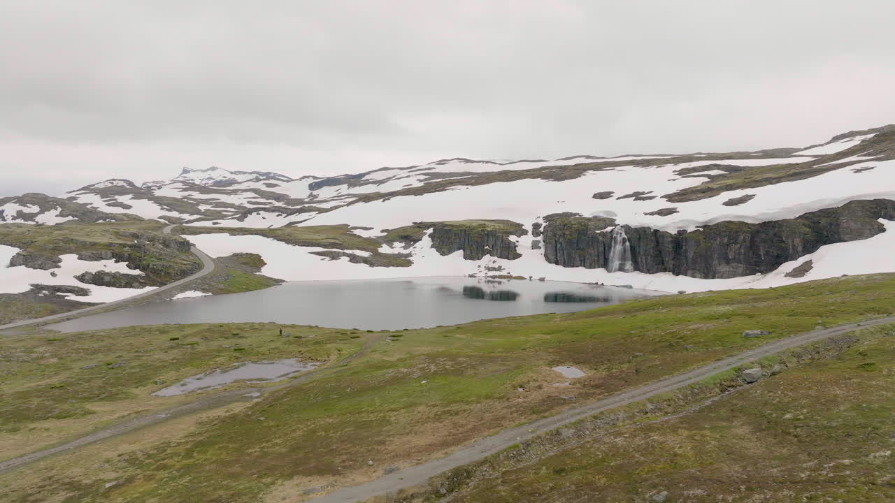 вид на перевал старой дороги, долину реки и заснеженную местность