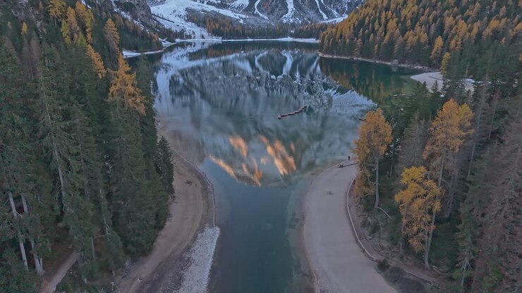 Giornata di sole in autunno al Lago di Braies, Alpi Dolomitiche, prospettiva aerea