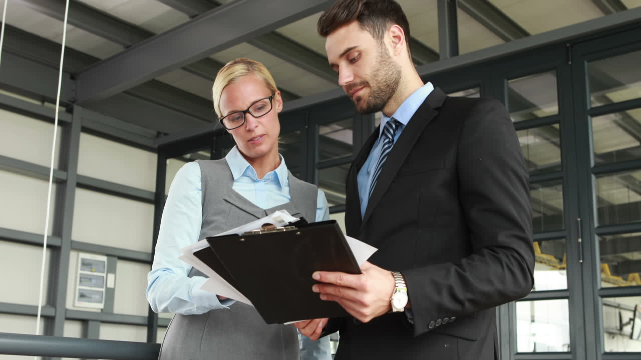 colegas de negocios mirando documentos