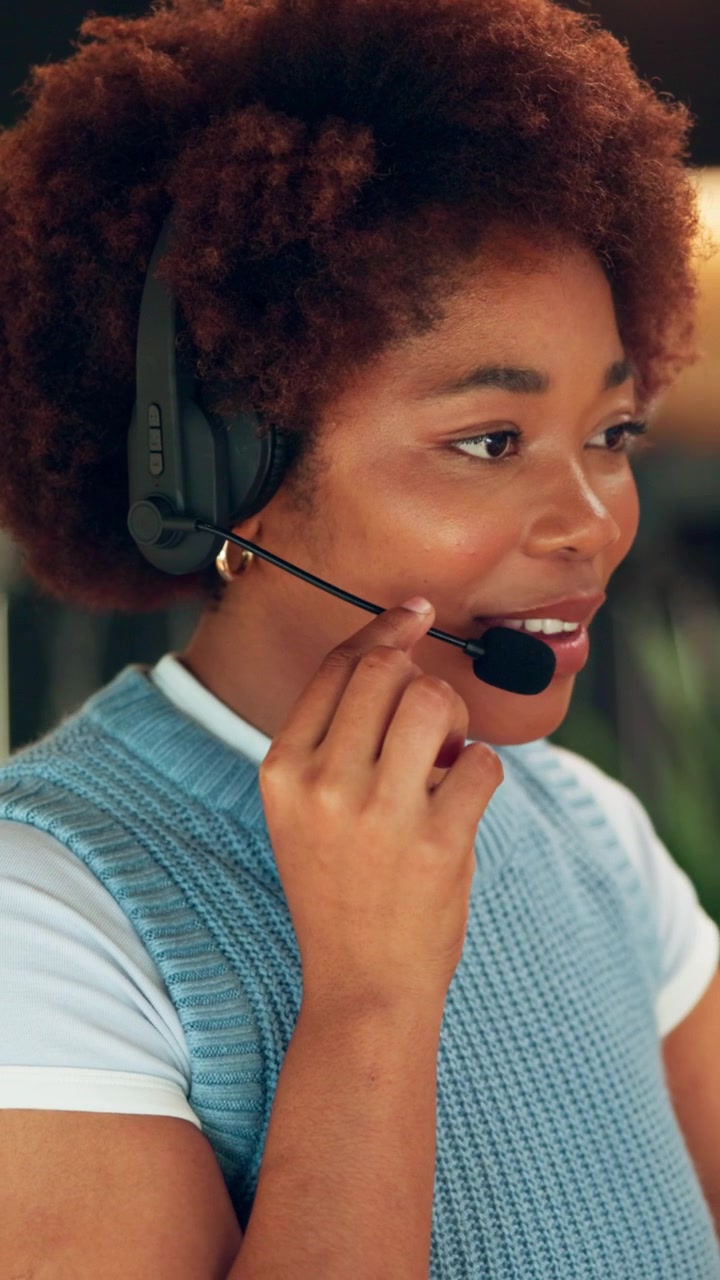 Cordiale addetto al servizio clienti che parla con la cuffia auricolare in ufficio